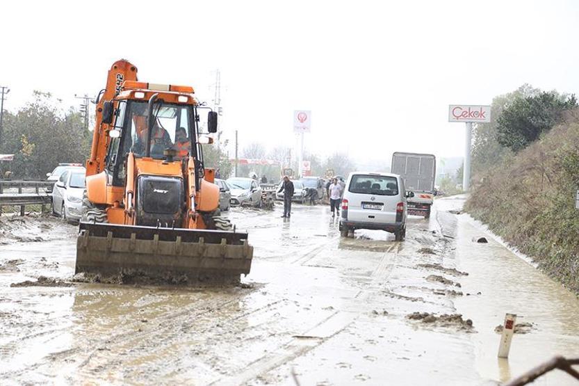 Sel otobanı kapattı