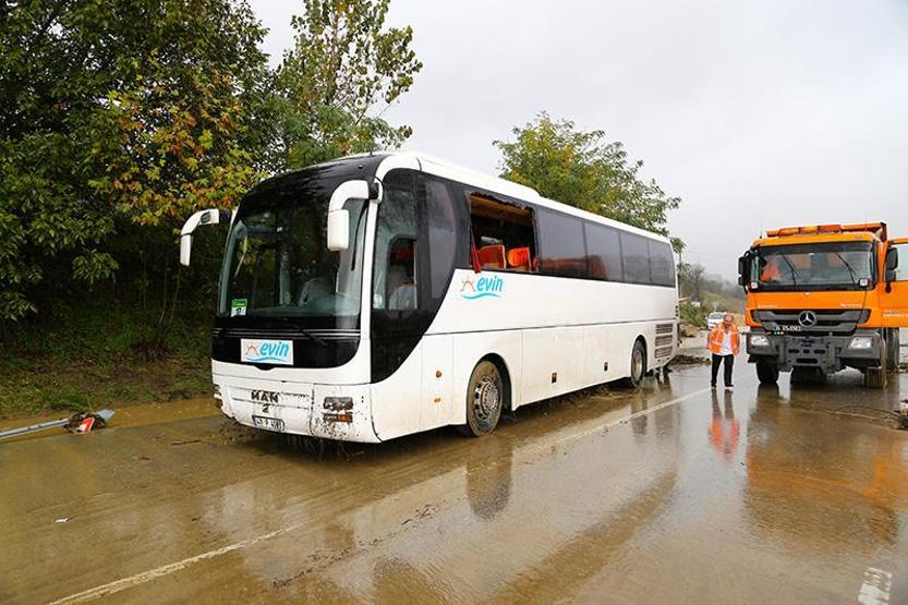 Sel otobanı kapattı