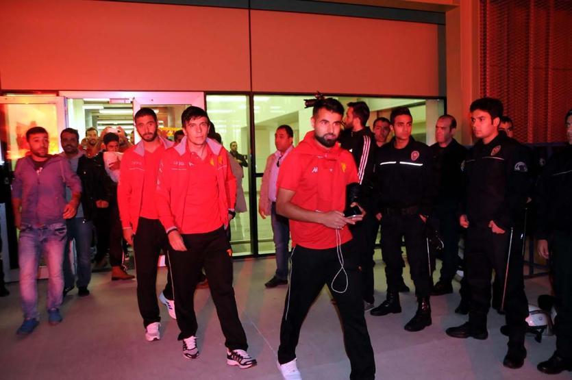 Yüzlerce taraftar Göztepeyi İstiklal Marşı ile karşıladı