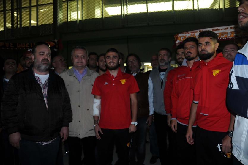 Yüzlerce taraftar Göztepeyi İstiklal Marşı ile karşıladı