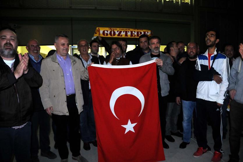 Yüzlerce taraftar Göztepeyi İstiklal Marşı ile karşıladı