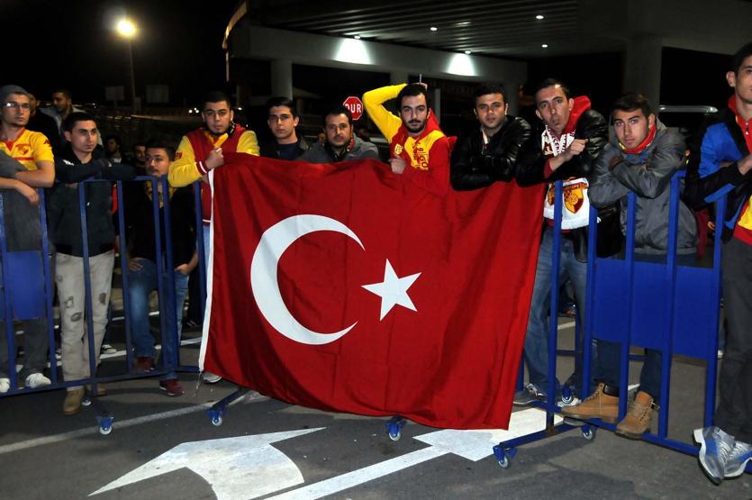 Yüzlerce taraftar Göztepeyi İstiklal Marşı ile karşıladı