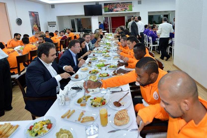 Sabri, Duygun Yarsuvatın elini öpmeye kalkışınca..