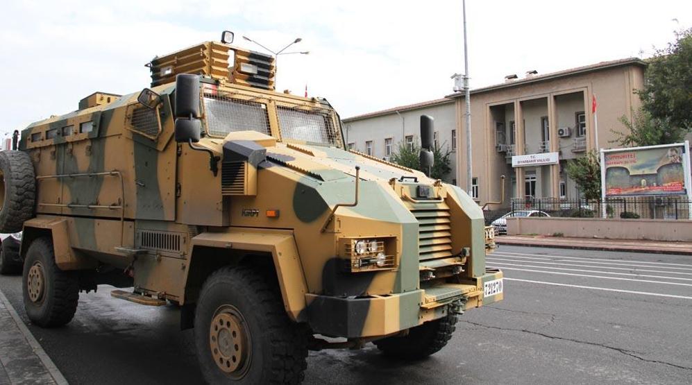 1 Kasım Kobani yürüyüşü, Diyarbakırda asker sokağa indi