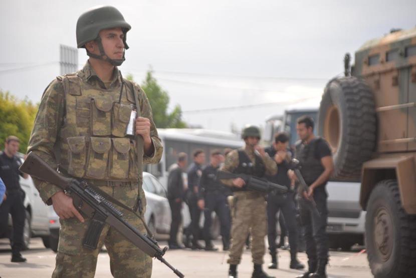 1 Kasım Kobani yürüyüşü, Diyarbakırda asker sokağa indi