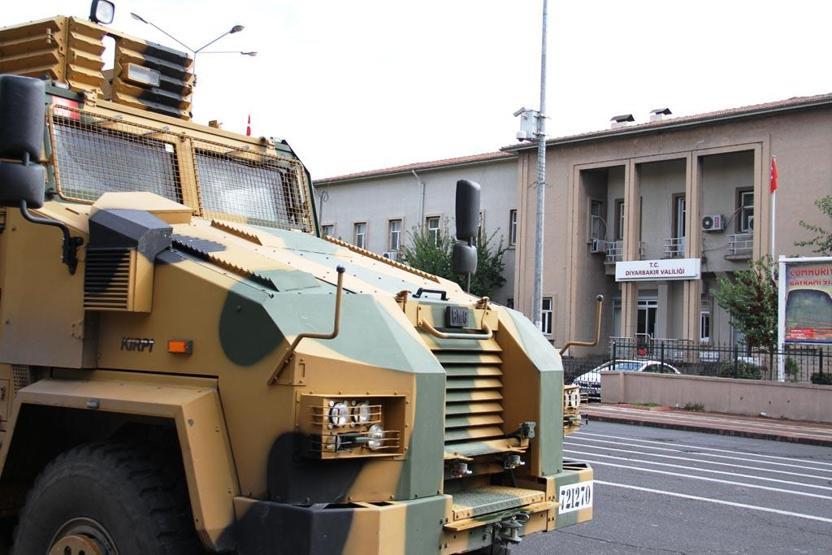 1 Kasım Kobani yürüyüşü, Diyarbakırda asker sokağa indi