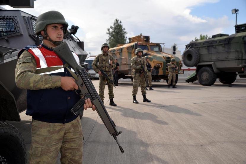 1 Kasım Kobani yürüyüşü, Diyarbakırda asker sokağa indi