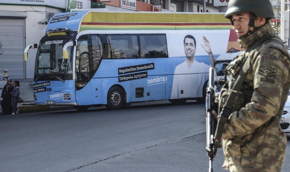 1 Kasım Kobani yürüyüşü, Diyarbakırda asker sokağa indi