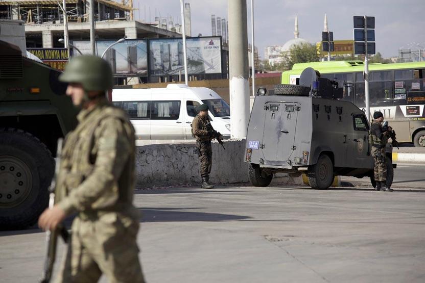 1 Kasım Kobani yürüyüşü, Diyarbakırda asker sokağa indi