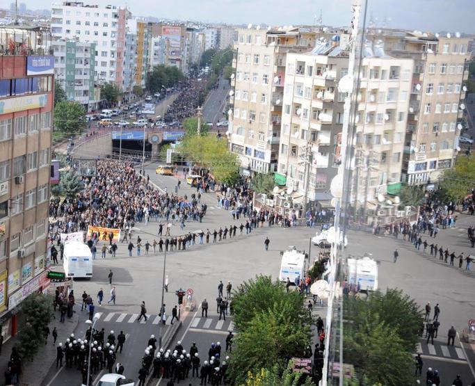 1 Kasım Kobani yürüyüşü, Diyarbakırda asker sokağa indi