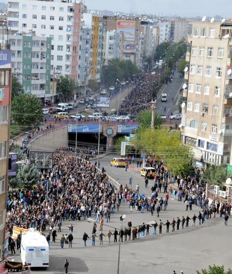 1 Kasım Kobani yürüyüşü, Diyarbakırda asker sokağa indi