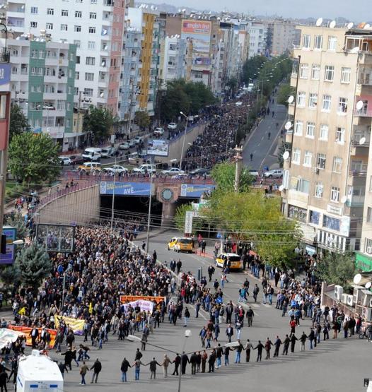 1 Kasım Kobani yürüyüşü, Diyarbakırda asker sokağa indi