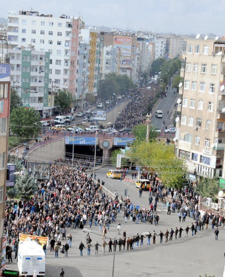 1 Kasım Kobani yürüyüşü, Diyarbakırda asker sokağa indi