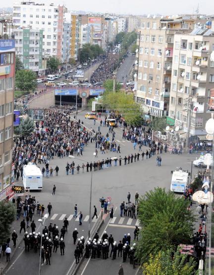 1 Kasım Kobani yürüyüşü, Diyarbakırda asker sokağa indi