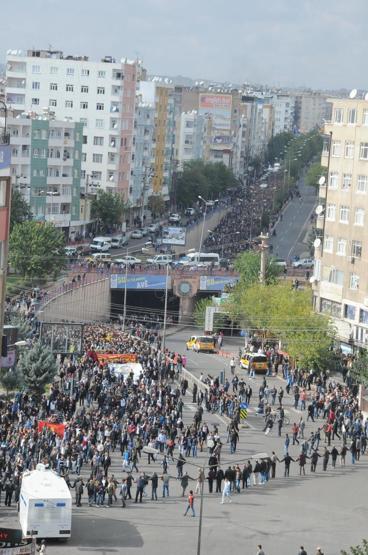 1 Kasım Kobani yürüyüşü, Diyarbakırda asker sokağa indi