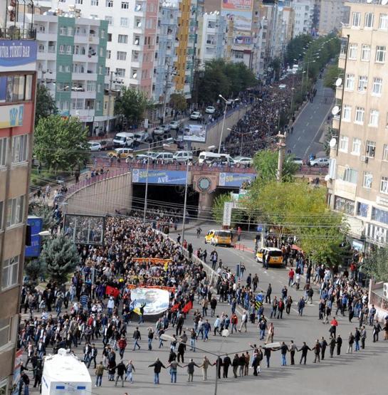 1 Kasım Kobani yürüyüşü, Diyarbakırda asker sokağa indi