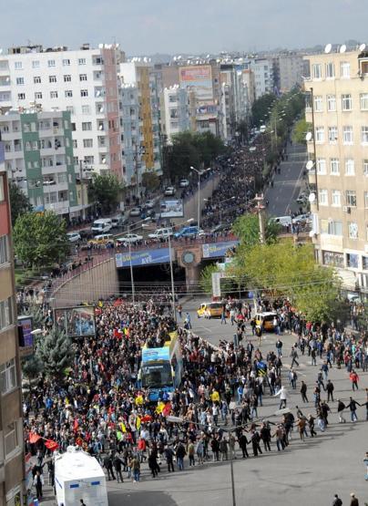 1 Kasım Kobani yürüyüşü, Diyarbakırda asker sokağa indi