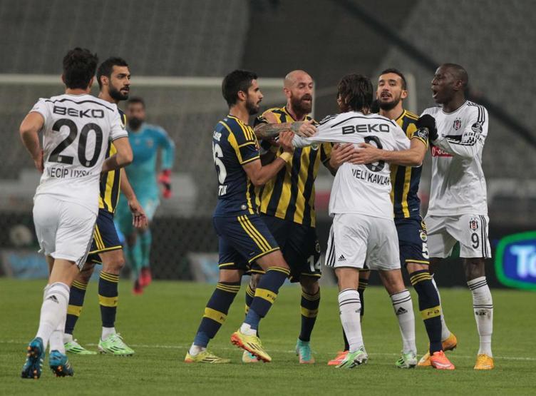 İşte Beşiktaş - Fenerbahçe derbisinde sahanın karıştığı o an...