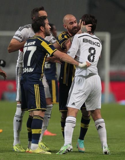 İşte Beşiktaş - Fenerbahçe derbisinde sahanın karıştığı o an...