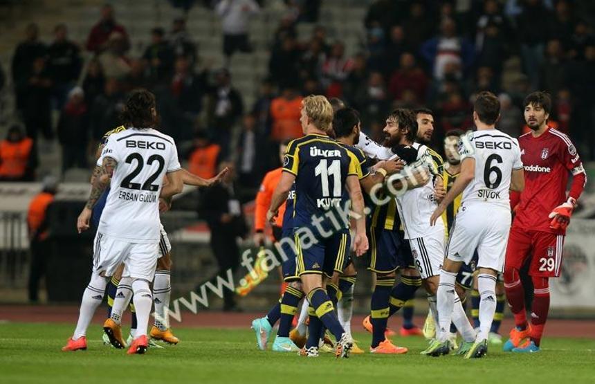 İşte Beşiktaş - Fenerbahçe derbisinde sahanın karıştığı o an...