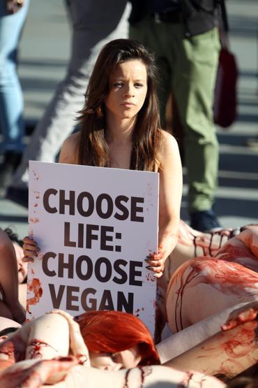PETA eylemcileri hayvan hakları için soyundu
