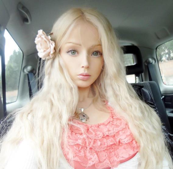 İnsan Barbie dayak yedi