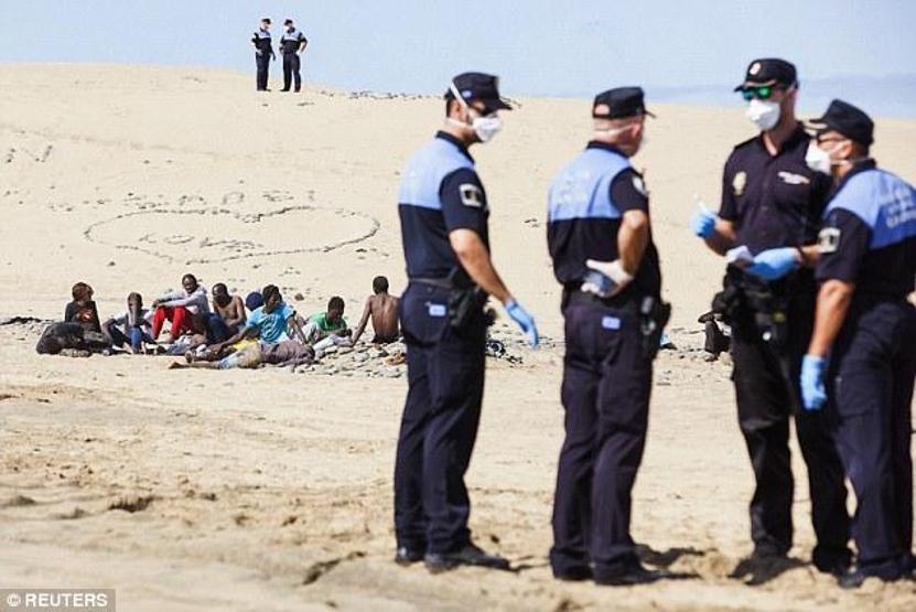 Çıplaklar plajında Ebola korkusu