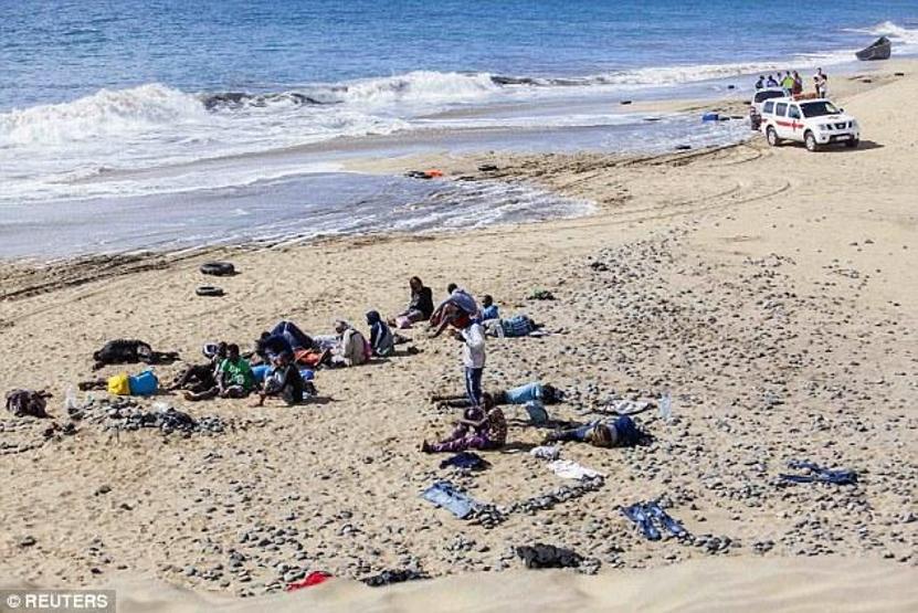 Çıplaklar plajında Ebola korkusu