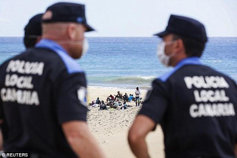 Çıplaklar plajında Ebola korkusu
