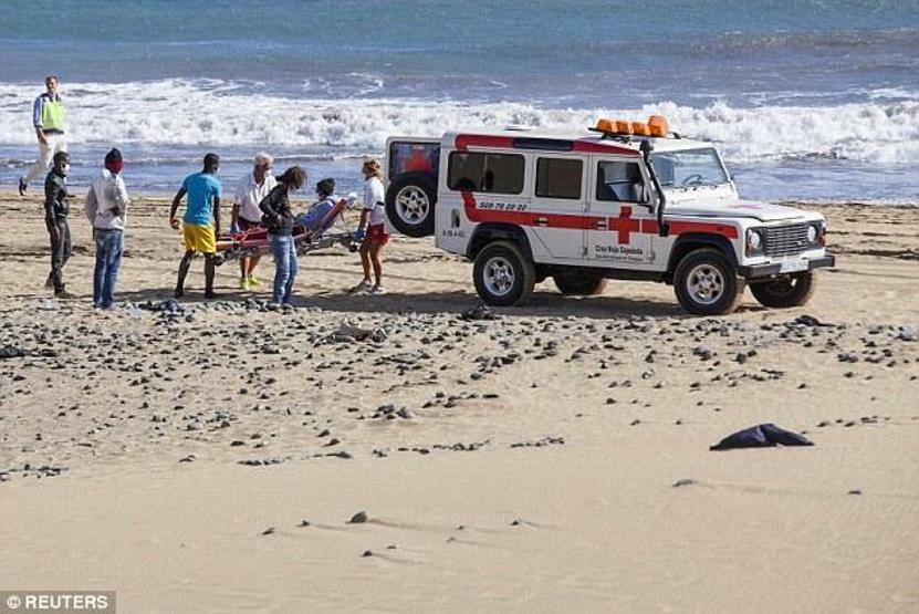 Çıplaklar plajında Ebola korkusu