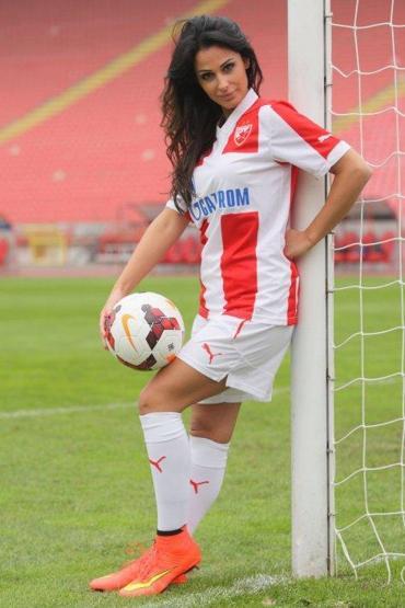 Futbolcular Katarinanın sahaya girmesini yasaklattırdı