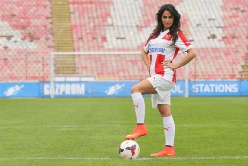 Futbolcular Katarinanın sahaya girmesini yasaklattırdı