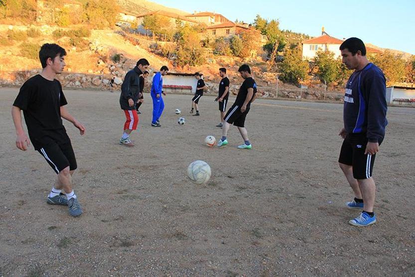 Ermenekin tek takımında primler elma ve buğdayla ödeniyor