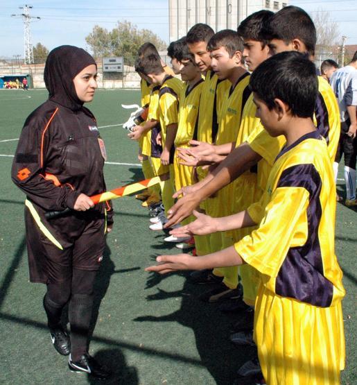 İşte Türkiyenin ilk başörtülü futbol hakemi...
