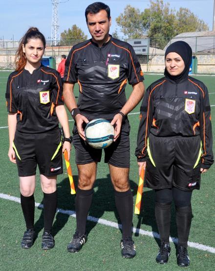 İşte Türkiyenin ilk başörtülü futbol hakemi...