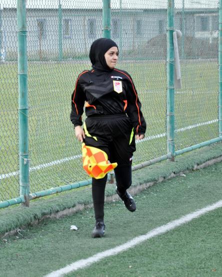 İşte Türkiyenin ilk başörtülü futbol hakemi...