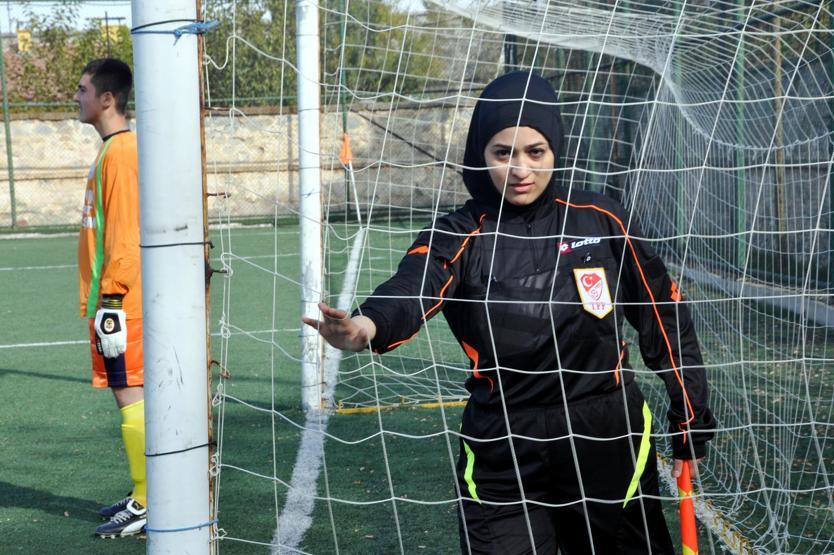 İşte Türkiyenin ilk başörtülü futbol hakemi...