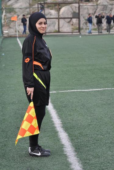İşte Türkiyenin ilk başörtülü futbol hakemi...