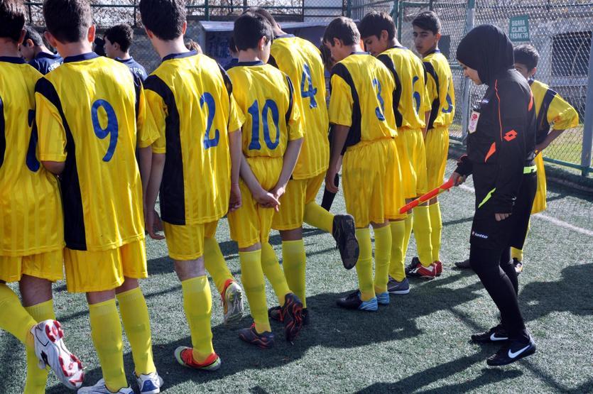 İşte Türkiyenin ilk başörtülü futbol hakemi...