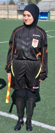 İşte Türkiyenin ilk başörtülü futbol hakemi...