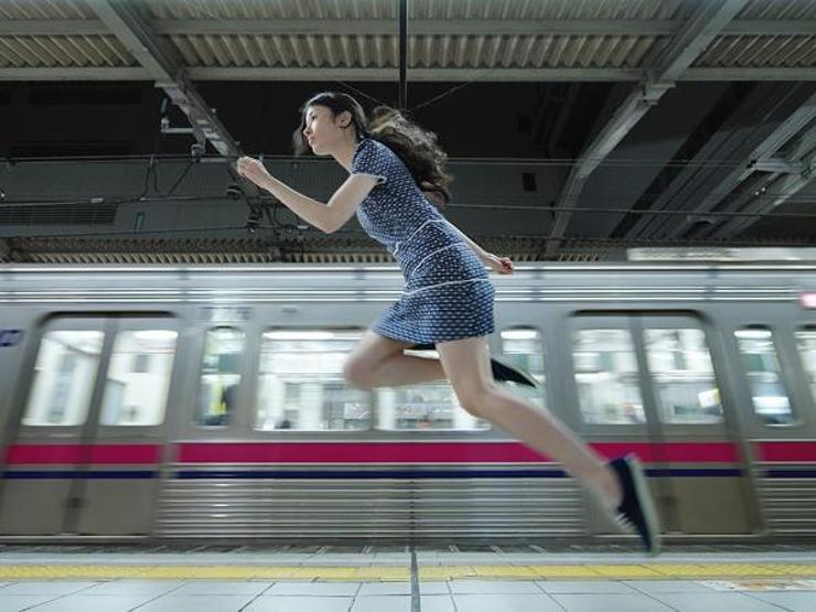 Havada duran Japon kız