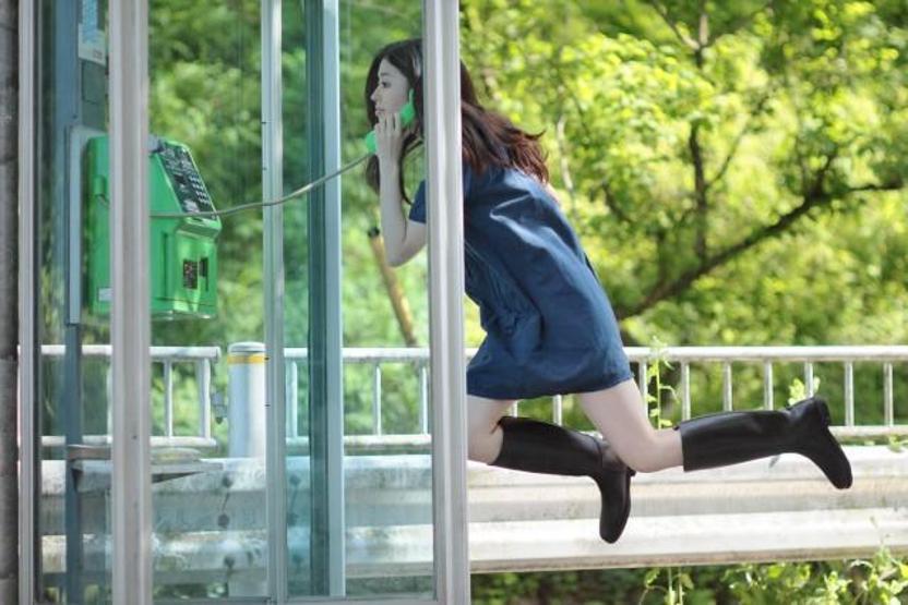 Havada duran Japon kız