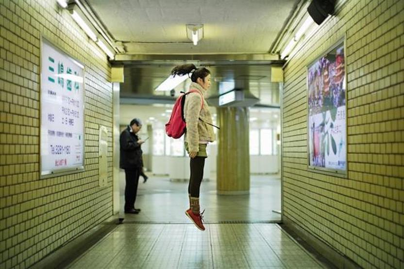 Havada duran Japon kız