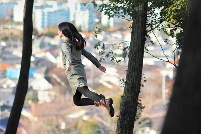 Havada duran Japon kız
