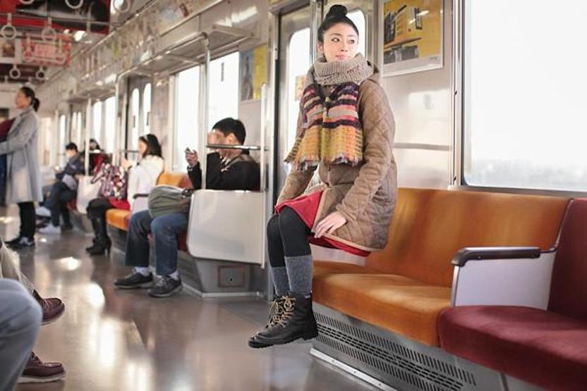Havada duran Japon kız