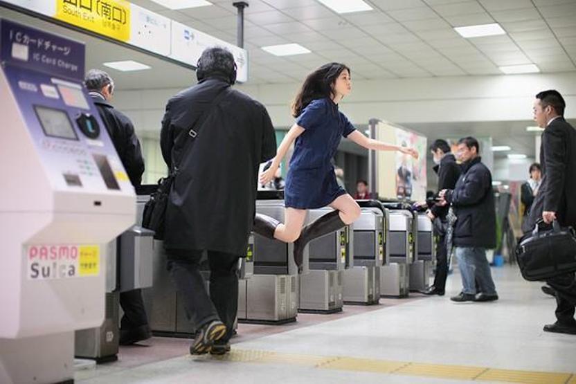 Havada duran Japon kız