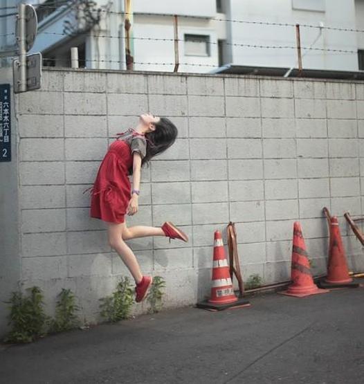 Havada duran Japon kız