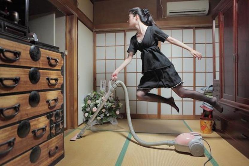 Havada duran Japon kız