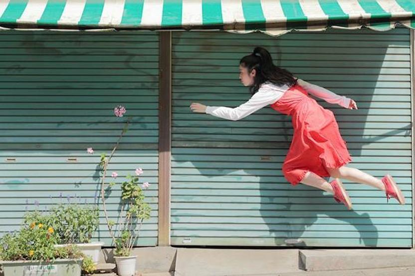 Havada duran Japon kız
