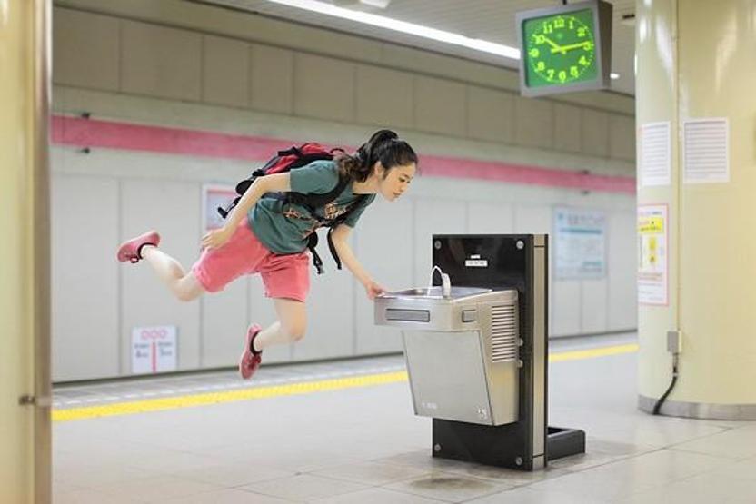 Havada duran Japon kız